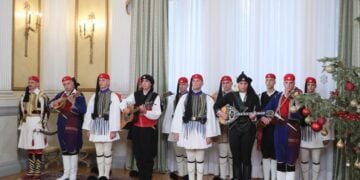 Τα καλάντα των Χριστουγέννων άκουσε ο ΠτΔ από μέλη της Προεδρικής Φρουράς, ανάμεσά τους και ο Πόντιος αντάρτης (φωτ.: Σωτήρης Δημητρόπουλος / EUROKINISSI)