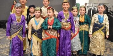 Έτοιμη να αναλάβει τα ηνία και να φροντίσει το Ποντιακό Σπίτι για τα επόμενα 45 χρόνια η νέα γενιά του «Ποντοξενιτέα» (φωτ.: facebook/Syndesmos Connecting People and Their Stories)