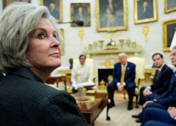 Σε πρώτο πλάνο η Σούζι Γουάιλς στο Οβάλ Γραφείο με τον Ντόναλντ Τραμπ που διακρίνεται στο βάθος (φωτ.: EPA/Yuri Gripas/Pool)