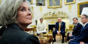 Σε πρώτο πλάνο η Σούζι Γουάιλς στο Οβάλ Γραφείο με τον Ντόναλντ Τραμπ που διακρίνεται στο βάθος (φωτ.: EPA/Yuri Gripas/Pool)