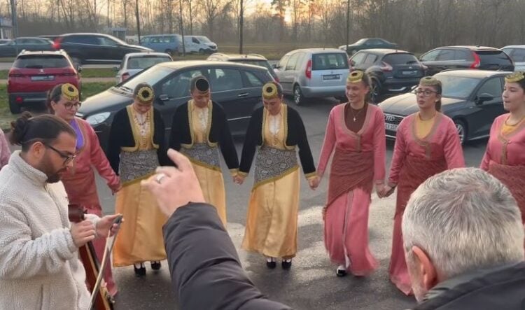 Τι κι αν είναι Δεκέμβριος, τι κι αν κάνει ψύχρα, τίποτα δεν μας σταματά ούτε στο Αννόβερο της Γερμανίας! (πηγή: instagram.com/syllogospontion.hannover)