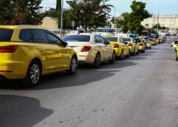 Ιδιοκτήτες και οδηγοί ταξί, νωρίτερα σήμερα, έξω από το υπουργείο Μεταφορών (φωτ.: Δανάη Δαυλοπούλου/EUROKINISSI)