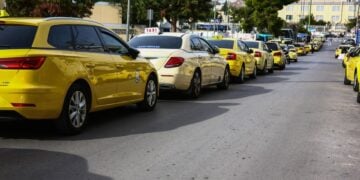 Ιδιοκτήτες και οδηγοί ταξί, νωρίτερα σήμερα, έξω από το υπουργείο Μεταφορών (φωτ.: Δανάη Δαυλοπούλου/EUROKINISSI)