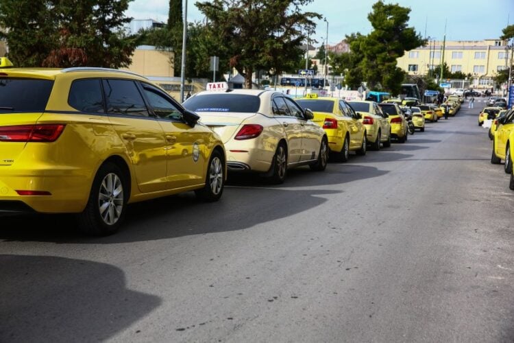 Ιδιοκτήτες και οδηγοί ταξί, νωρίτερα σήμερα, έξω από το υπουργείο Μεταφορών (φωτ.: Δανάη Δαυλοπούλου/EUROKINISSI)