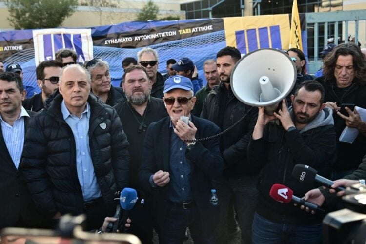 Εικόνα από την απεργιακή συγκέντρωση και πορεία ταξί στην Αθήνα (φωτ.: Κώστας Τζούμας/EUROKINISSI)