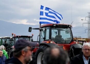 Τρακτέρ σε παράδρομο της εθνικής οδού Αθηνών - Λαμίας, στη Φθιώτιδα (φωτ. αρχείου: Νάσος Σιμόπουλος/ EUROKINISSI)