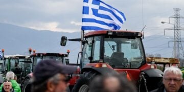 Τρακτέρ σε παράδρομο της εθνικής οδού Αθηνών - Λαμίας, στη Φθιώτιδα (φωτ. αρχείου: Νάσος Σιμόπουλος/ EUROKINISSI)
