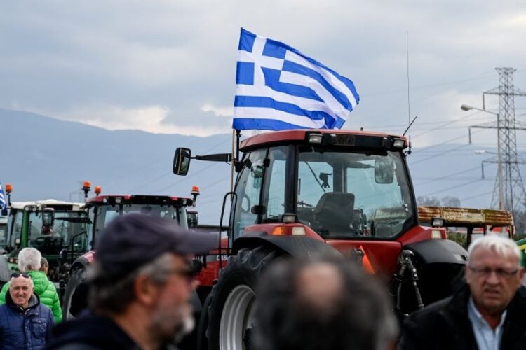 Τρακτέρ σε παράδρομο της εθνικής οδού Αθηνών - Λαμίας, στη Φθιώτιδα (φωτ. αρχείου: Νάσος Σιμόπουλος/ EUROKINISSI)