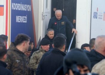 Ο Τούρκος υπουργός Εσωτερικών Αλί Γερλίκαγια στο σημείο του δυστυχήματος ενώ συνεχίζονται οι έρευνγες στα συντρίμια του Falcon-50 (φωτ.: EPA/ NECATI SAVAS)