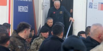 Ο Τούρκος υπουργός Εσωτερικών Αλί Γερλίκαγια στο σημείο του δυστυχήματος ενώ συνεχίζονται οι έρευνγες στα συντρίμια του Falcon-50 (φωτ.: EPA/ NECATI SAVAS)