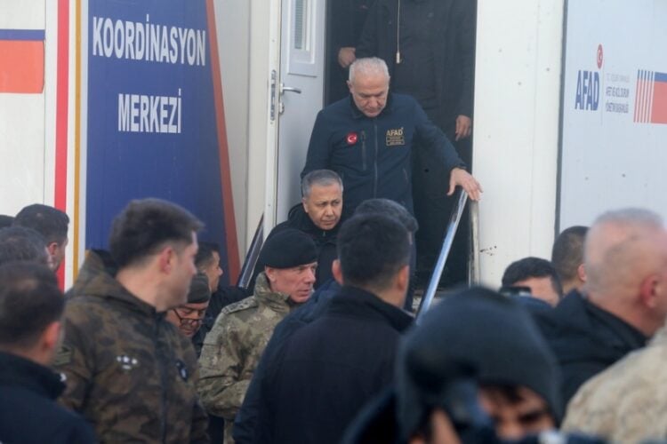 Ο Τούρκος υπουργός Εσωτερικών Αλί Γερλίκαγια στο σημείο του δυστυχήματος ενώ συνεχίζονται οι έρευνγες στα συντρίμια του Falcon-50 (φωτ.: EPA/ NECATI SAVAS)