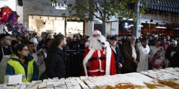 Εικόνα από την περσινή προσπάθεια για την παρασκευή της μεγαλύτερης βασιλόπιτας της Ελλάδας, στον δήμο Περιστερίου (φωτ.: Σωτήρης Δημητρόπουλος / EUROKINISSI)