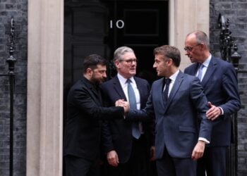 Από αριστερά, ο πρόεδρος της Ουκρανίας Βολοντίμιρ Ζελένσκι, ο Βρετανός πρωθυπουργός Κιρ Στάρμερ, ο Γάλλος πρόεδρος Εμανουέλ Μακρόν και ο Γερμανός καγκελάριος Φρίντριχ Μερτς έξω από την πρωθυπουργική κατοικία στο Λονδίνο (φωτ.: EPA/Adrian Dennis)