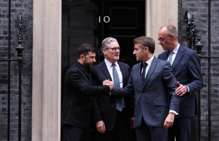 Από αριστερά, ο πρόεδρος της Ουκρανίας Βολοντίμιρ Ζελένσκι, ο Βρετανός πρωθυπουργός Κιρ Στάρμερ, ο Γάλλος πρόεδρος Εμανουέλ Μακρόν και ο Γερμανός καγκελάριος Φρίντριχ Μερτς έξω από την πρωθυπουργική κατοικία στο Λονδίνο (φωτ.: EPA/Adrian Dennis)