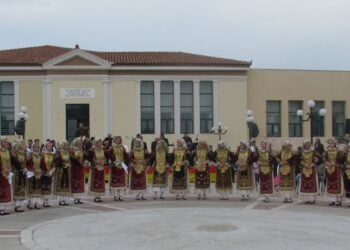 Γυναίκες του Ασπροπύργου χορεύουν «Βάλε» (φωτ.: dimosaspropyrgou.gr)