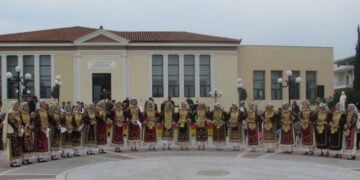 Γυναίκες του Ασπροπύργου χορεύουν «Βάλε» (φωτ.: dimosaspropyrgou.gr)