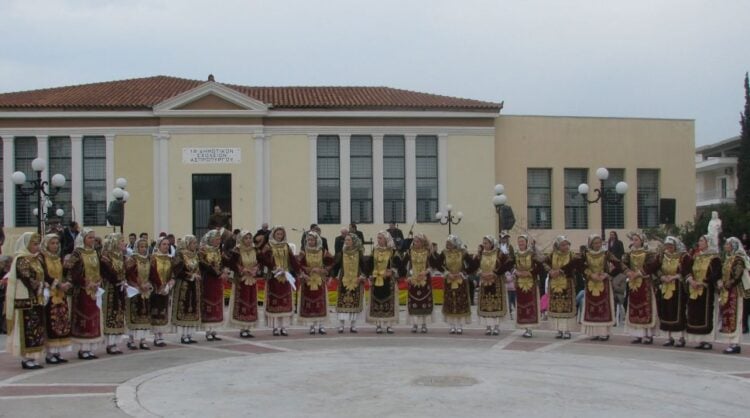 Γυναίκες του Ασπροπύργου χορεύουν «Βάλε» (φωτ.: dimosaspropyrgou.gr)