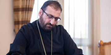 Ο αρχιεπίσκοπος της Αρμενικής Αποστολικής Εκκλησίας Αρσάκ Χατσατριάν (φωτ.: Χ / Christian Solidarity International)