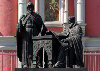 Οι αδελφοί Λειχούδη μπροστά από το Ναό Θεοφανίων, κοντά στην Κόκκινη Πλατεία (πηγή: Ιστορική Ρωσική Βιβλιοθήκη)