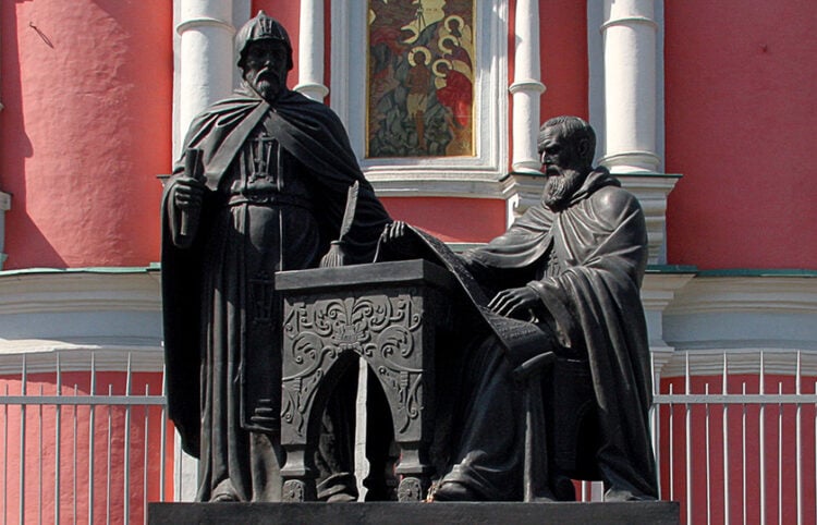 Οι αδελφοί Λειχούδη μπροστά από το Ναό Θεοφανίων, κοντά στην Κόκκινη Πλατεία (πηγή: Ιστορική Ρωσική Βιβλιοθήκη)