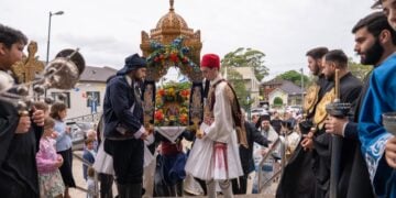 Μέλη του Λυκείου Ελληνίδων κρατούν την εικόνα του Αγίου Νικολάου (φωτ.: Αρχιεπισκοπή Αυστραλίας/Μάρκελλος Πετρόπουλος)