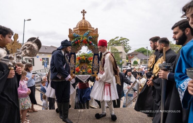 Μέλη του Λυκείου Ελληνίδων κρατούν την εικόνα του Αγίου Νικολάου (φωτ.: Αρχιεπισκοπή Αυστραλίας/Μάρκελλος Πετρόπουλος)