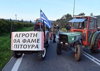 Αγρότες της Αργολίδας στην παλαιά εθνική οδό Άργους-Κορίνθου στα Δερβενάκια (φωτ.: EUROKINISSI / Βασίλης Παπαδόπουλος)