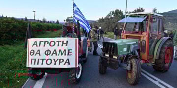 Αγρότες της Αργολίδας στην παλαιά εθνική οδό Άργους-Κορίνθου στα Δερβενάκια (φωτ.: EUROKINISSI / Βασίλης Παπαδόπουλος)