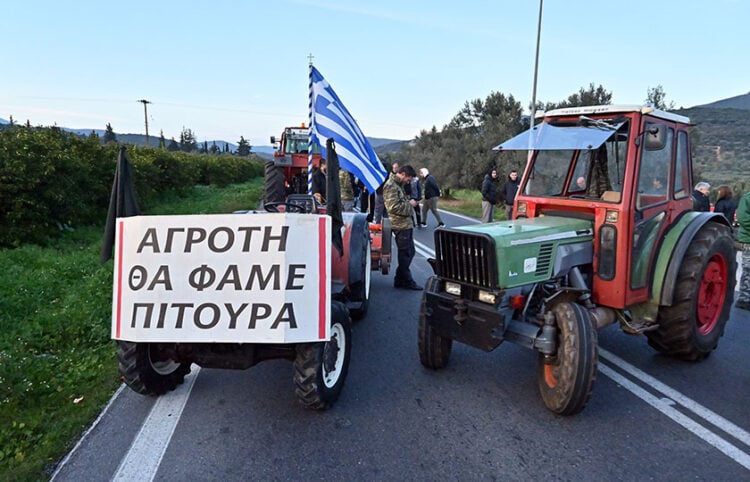 Αγρότες της Αργολίδας στην παλαιά εθνική οδό Άργους-Κορίνθου στα Δερβενάκια (φωτ.: EUROKINISSI / Βασίλης Παπαδόπουλος)