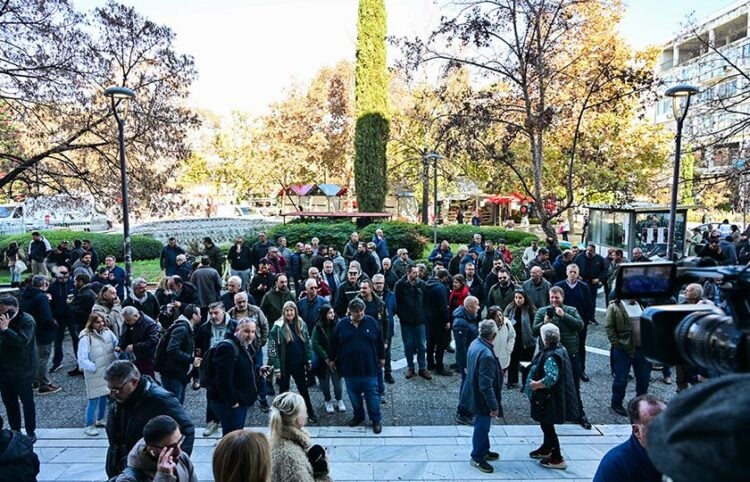 Συγκέντρωση αγροτών από το μπλόκο της Νίκαιας έξω από το Δικαστικό Μέγαρο Λάρισας. Δευτέρα 1 Δεκεμβρίου 2025 (φωτ.: EUROKINISSI)