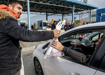 Αγρότες στα διόδια Μακρυχωρίου μοίρασαν μήλα στους οδηγούς (φωτ.: EUROKINISSI)