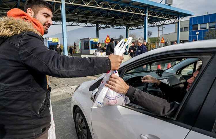 Αγρότες στα διόδια Μακρυχωρίου μοίρασαν μήλα στους οδηγούς (φωτ.: EUROKINISSI)