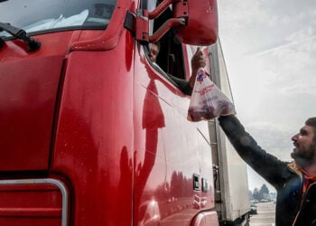 Αγρότες άνοιξαν τις μπάρες στα διόδια Μακρυχωρίου και μοίρασαν μήλα στους οδηγούς. Σάββατο 20 Δεκεμβρίου 2025  (φωτ.: EUROKINISSI)