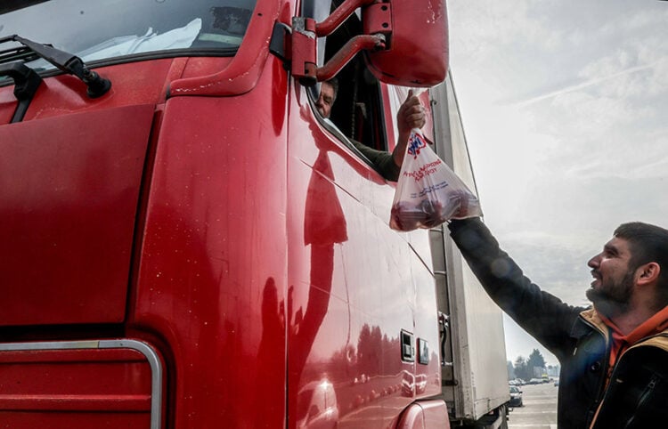 Αγρότες άνοιξαν τις μπάρες στα διόδια Μακρυχωρίου και μοίρασαν μήλα στους οδηγούς. Σάββατο 20 Δεκεμβρίου 2025  (φωτ.: EUROKINISSI)