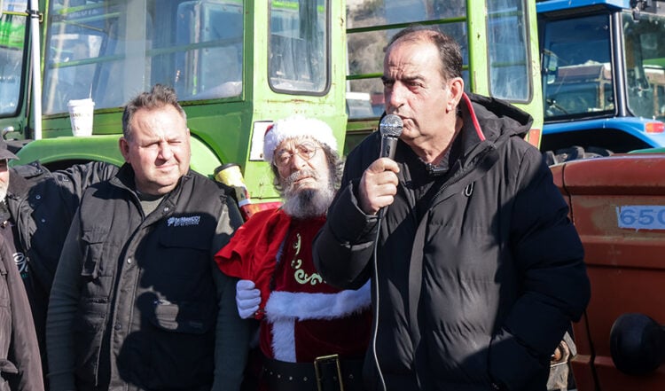 Ο Αϊ-Βασίλης παρακολουθεί με προσοχή τη συνέλευση των αγροτών στο μπλόκο της Νίκαιας (φωτ.: EUROKINISSI)