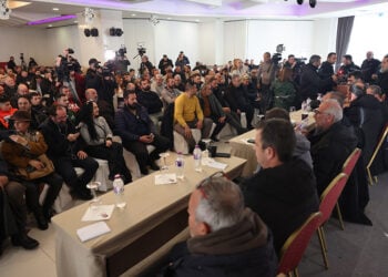 Στιγμιότυπο από τη σημερινή σύσκεψη των αγροκών στον Λευκώνα Σερρών (φωτ.: ΜΟΤΙΟΝΤΕΑΜ / Βασίλης Βερβερίδης)