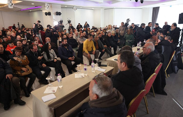 Στιγμιότυπο από τη σημερινή σύσκεψη των αγροκών στον Λευκώνα Σερρών (φωτ.: ΜΟΤΙΟΝΤΕΑΜ / Βασίλης Βερβερίδης)