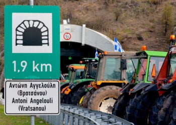 Αγρότες του μπλόκου της Νίκαιας με τα τρακτέρ τους έχουν αποκλείσει τη σήραγγα των Τεμπών. Δευτέρα 22 Δεκεμβρίου 2025 (φωτ.: ΑΠΕ-ΜΠΕ / Απόστολος Ντόμαλης)