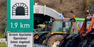 Αγρότες του μπλόκου της Νίκαιας με τα τρακτέρ τους έχουν αποκλείσει τη σήραγγα των Τεμπών. Δευτέρα 22 Δεκεμβρίου 2025 (φωτ.: ΑΠΕ-ΜΠΕ / Απόστολος Ντόμαλης)