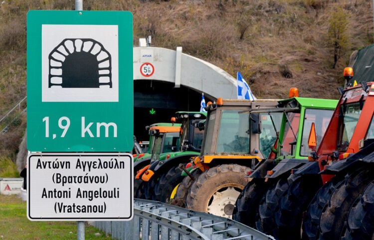 Αγρότες του μπλόκου της Νίκαιας με τα τρακτέρ τους έχουν αποκλείσει τη σήραγγα των Τεμπών. Δευτέρα 22 Δεκεμβρίου 2025 (φωτ.: ΑΠΕ-ΜΠΕ / Απόστολος Ντόμαλης)