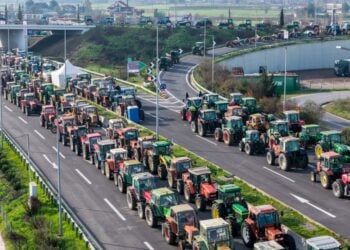 Τρακτέρ στην εθνική οδό (φωτ.: EUROKINISSI/Αντώνης Νικολόπουλος)