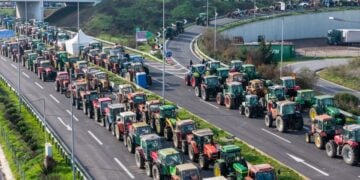 Τρακτέρ στην εθνική οδό (φωτ.: EUROKINISSI/Αντώνης Νικολόπουλος)