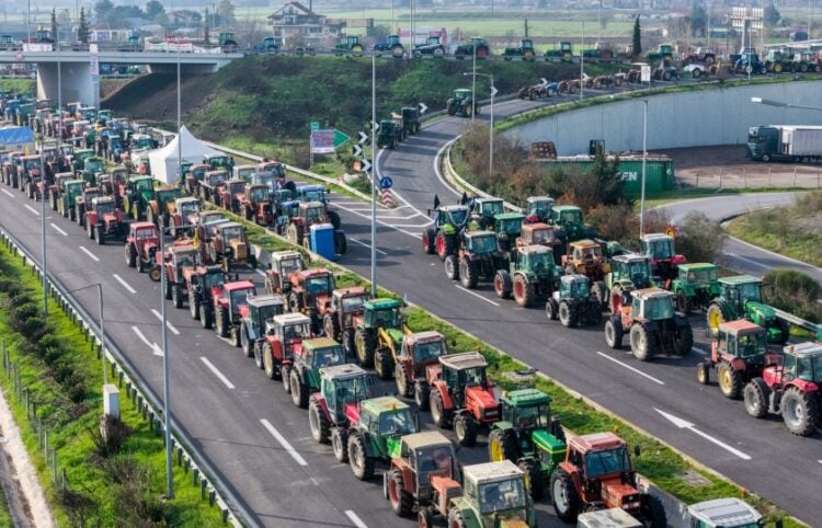 Τρακτέρ στην εθνική οδό (φωτ.: EUROKINISSI/Αντώνης Νικολόπουλος)