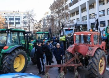 Αγρότες με τα τρακτέρ τους έξω από τα δικαστήρια της Λάρισας (φωτ.: EUROKINISSI)