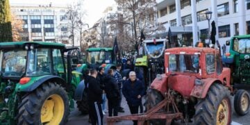 Αγρότες με τα τρακτέρ τους έξω από τα δικαστήρια της Λάρισας (φωτ.: EUROKINISSI)