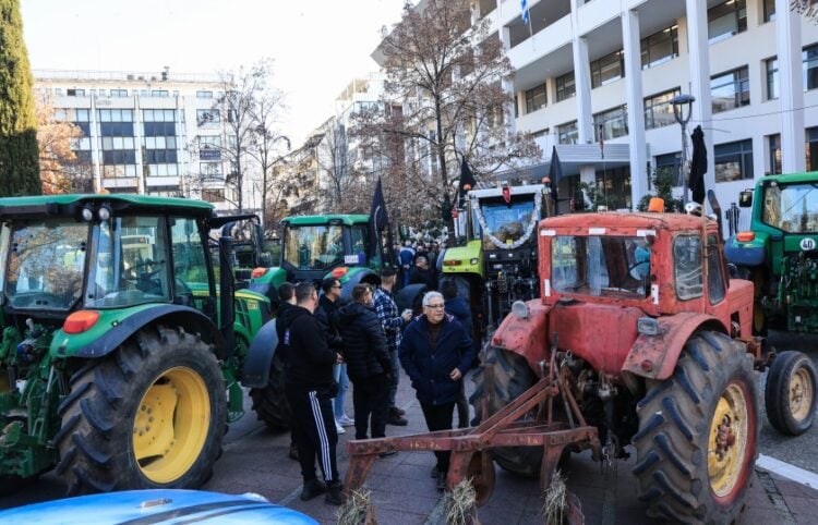 Αγρότες με τα τρακτέρ τους έξω από τα δικαστήρια της Λάρισας (φωτ.: EUROKINISSI)