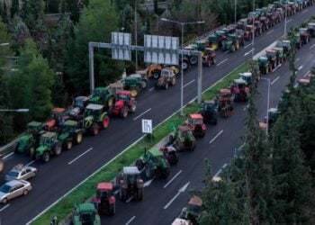 Αγρότες με τα τρακτέρ τους στο μπλόκο στις Μικροθήβες (φωτ.: EUROKINISSI)