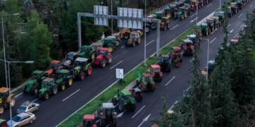 Αγρότες με τα τρακτέρ τους στο μπλόκο στις Μικροθήβες (φωτ.: EUROKINISSI)