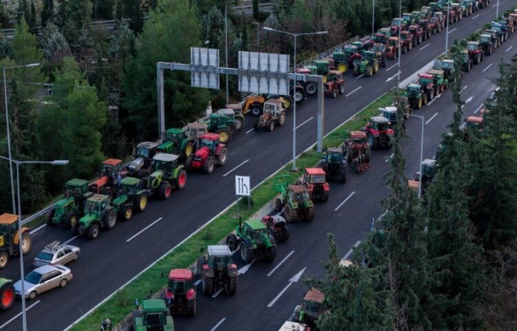 Αγρότες με τα τρακτέρ τους στο μπλόκο στις Μικροθήβες (φωτ.: EUROKINISSI)