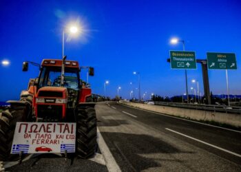 Τρακτέρ έχουν παραταχθεί στην εθνική οδό, στο μπλόκο της Νίκαιας (φωτ.: EUROKINISSI)